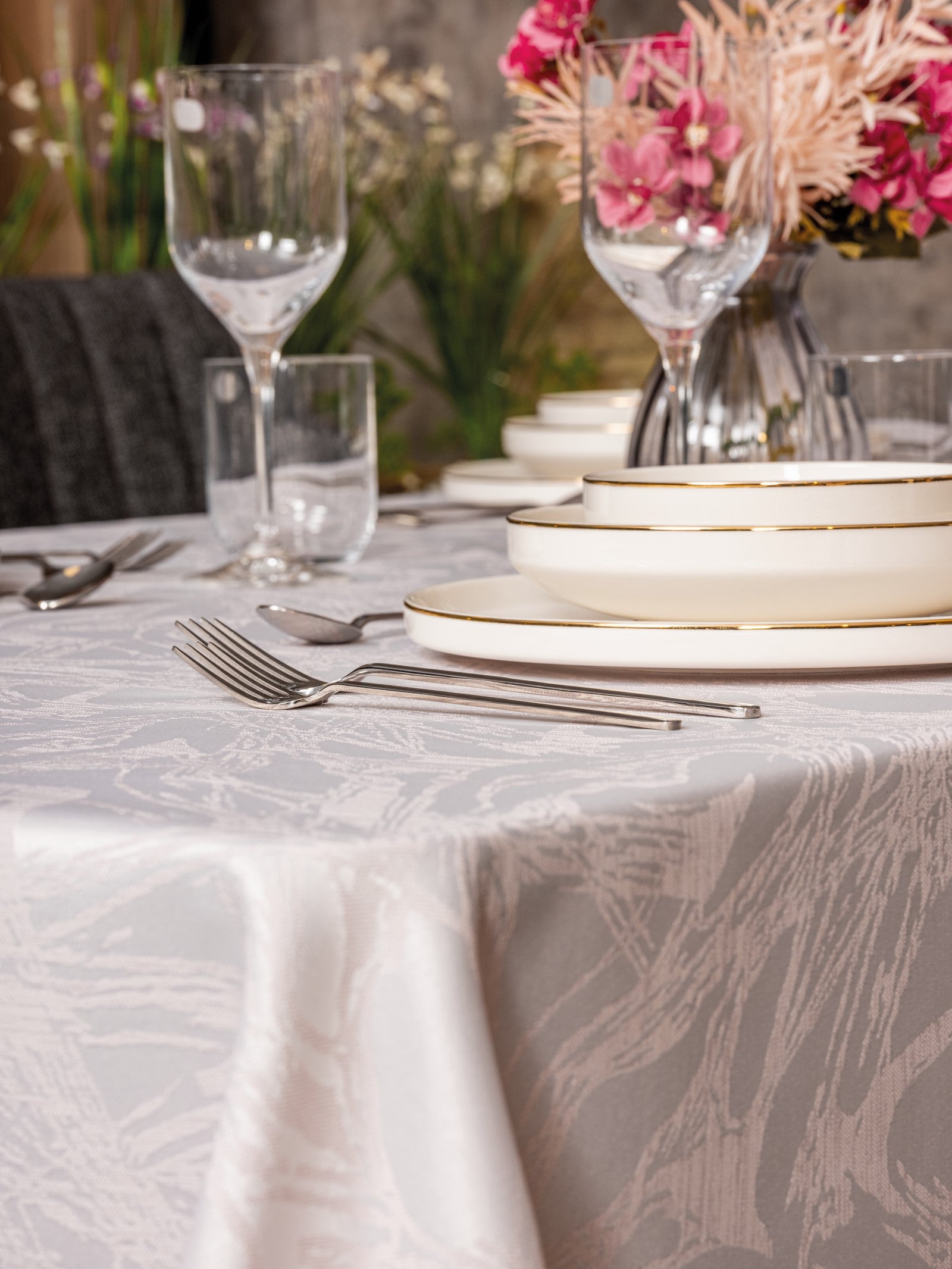 Cotton Box Jacquard Carefree Tablecloth Lavinia Lavender 155x220