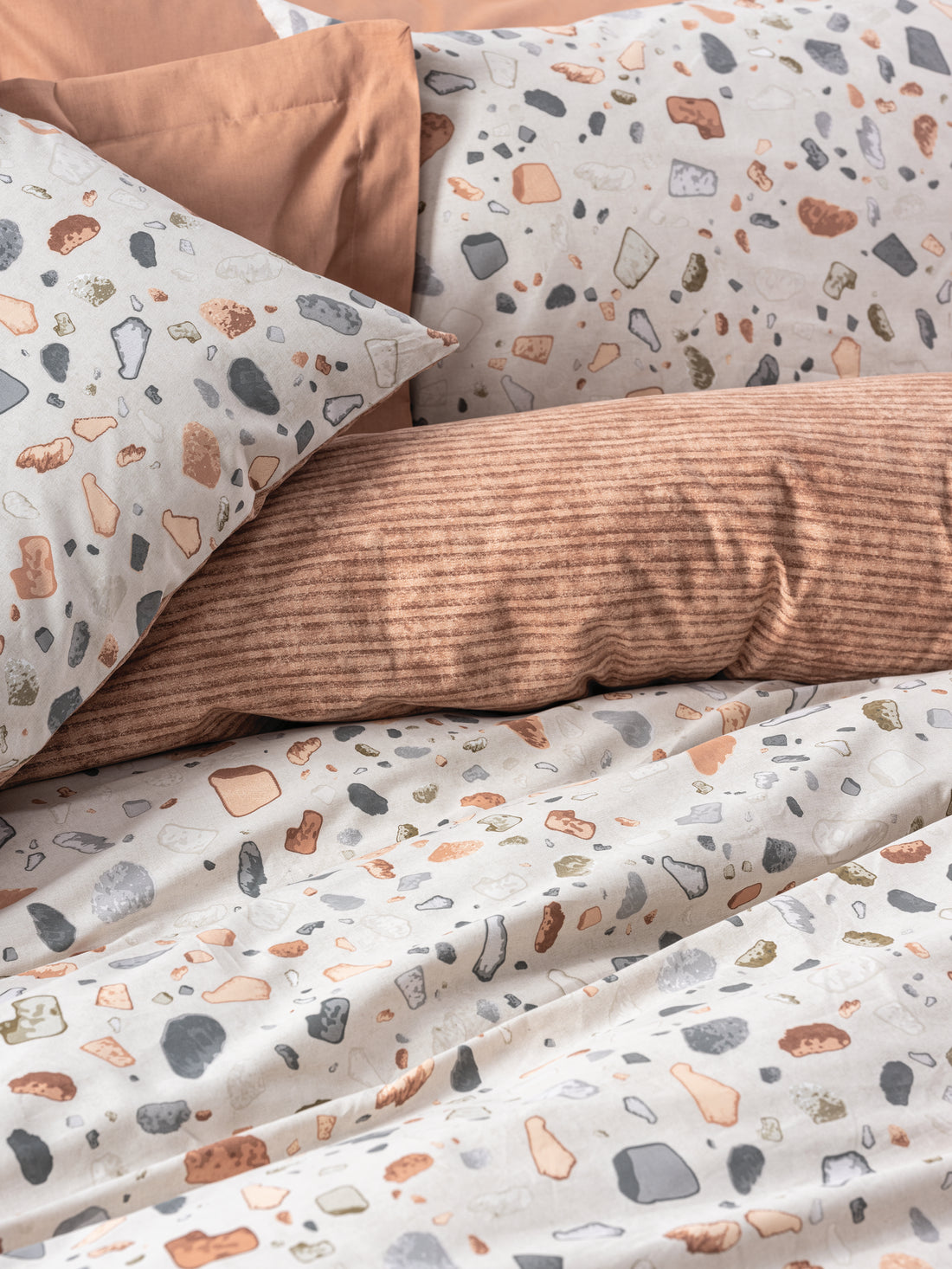 Комплект постельного белья Cotton Box Minimal с простыней на резинке Onyx Caramel
