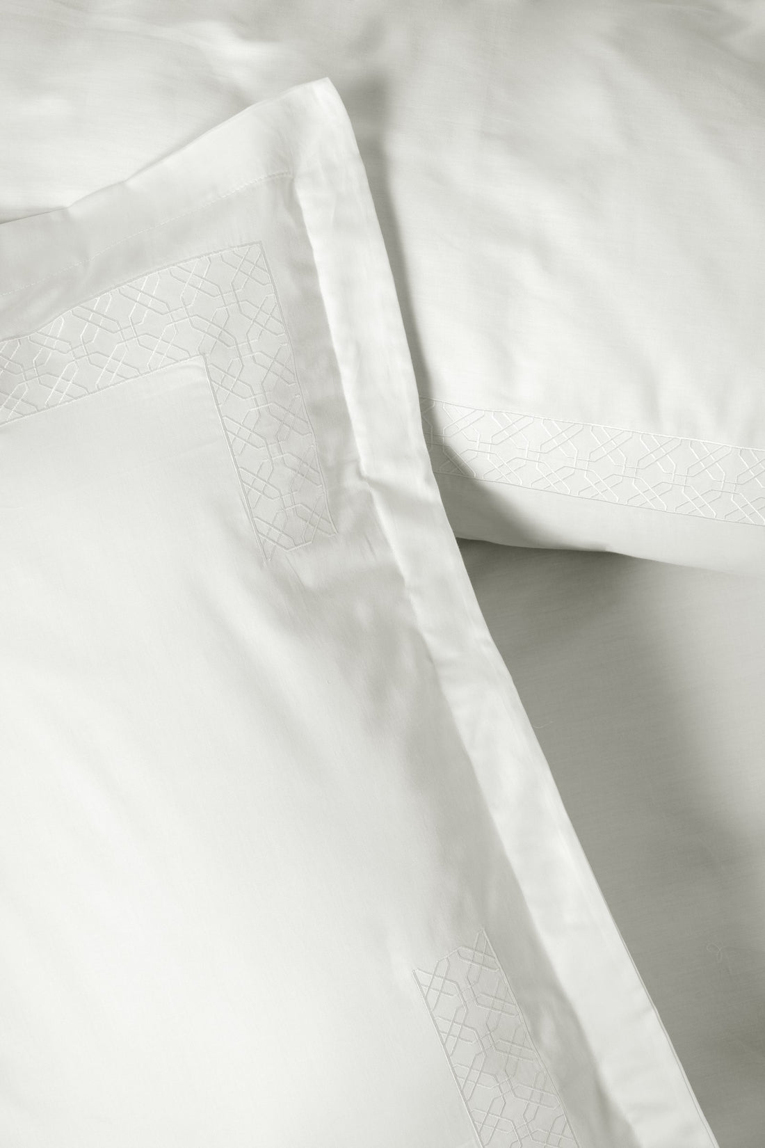 Cotton Box Nakışlı Saten Çift Kişilik Nevresim Takımı Galant Beyaz