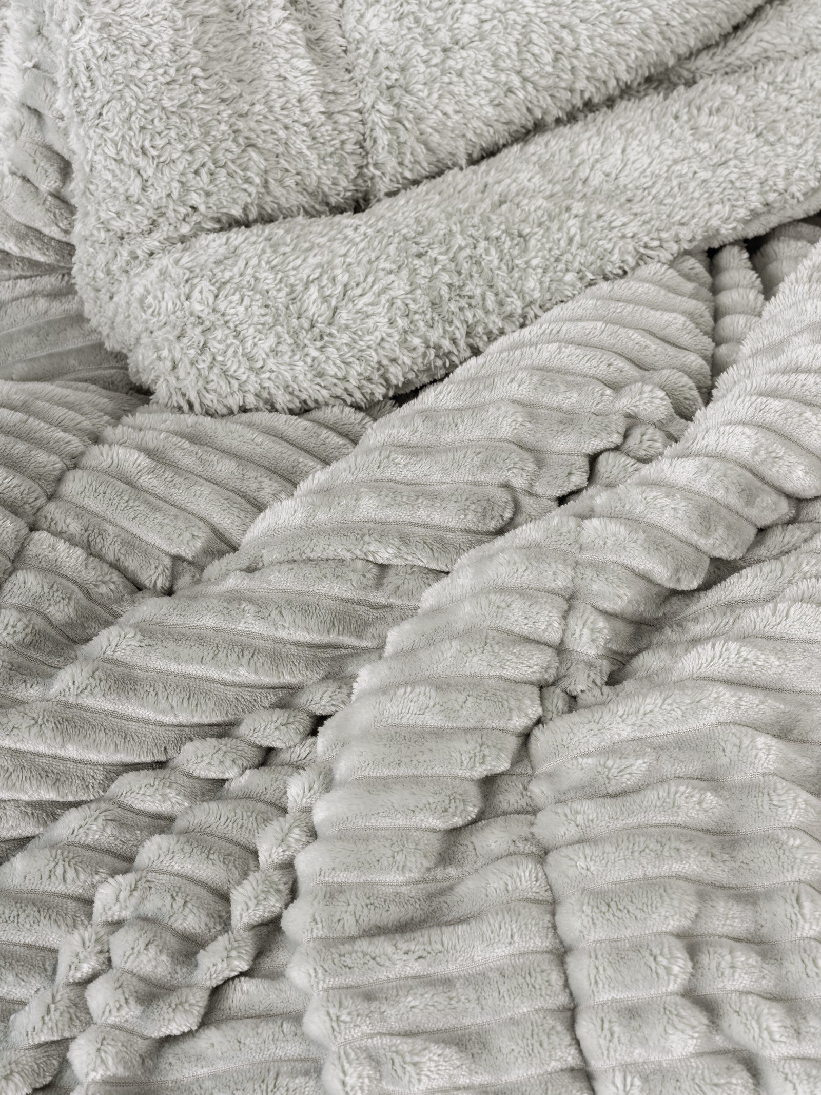 Двуспальное одеяло Cotton Box Wave серое 195x215 см