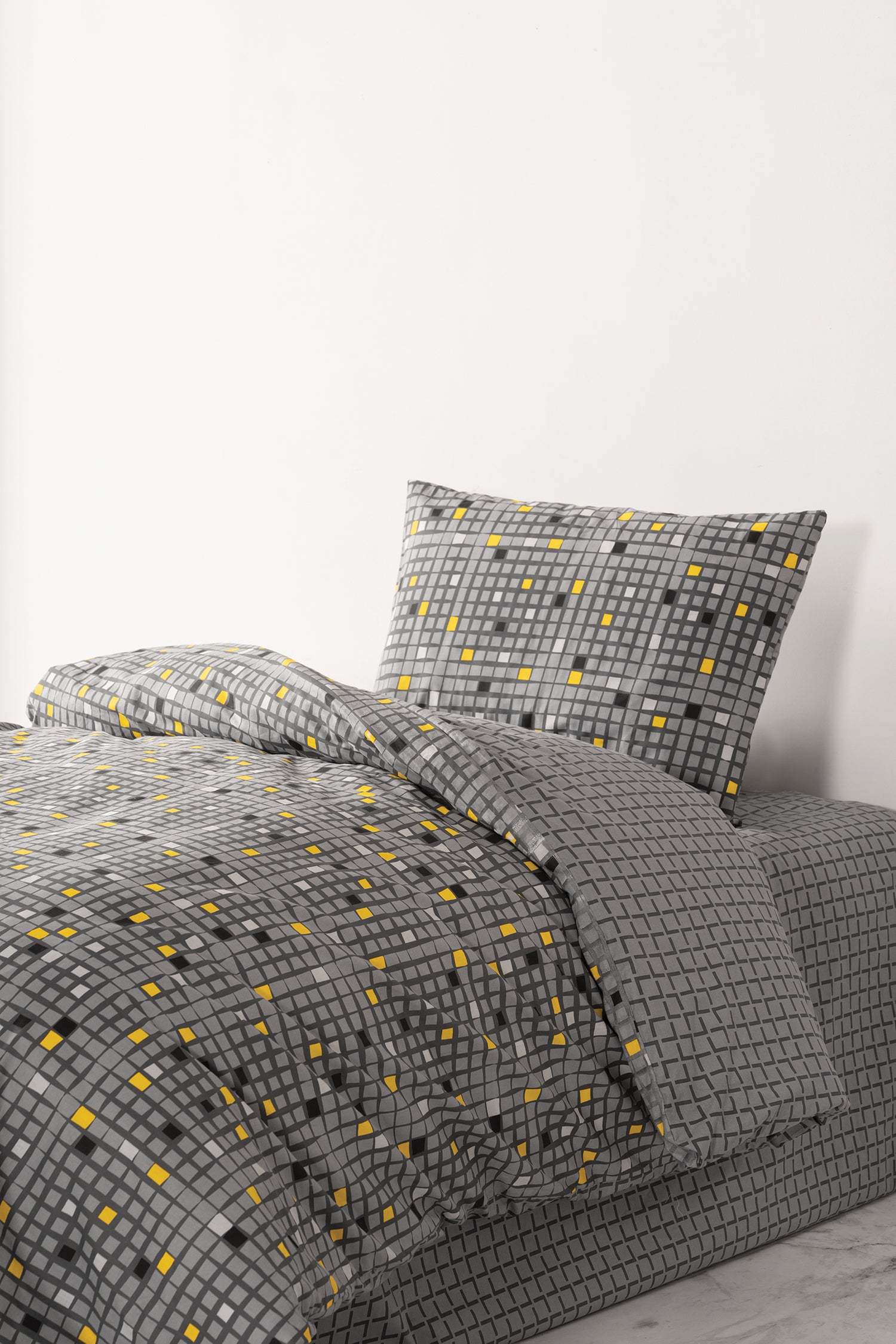 Cozy Home Double Duvet Cover Set with Elastic Sheets Checker Yellow